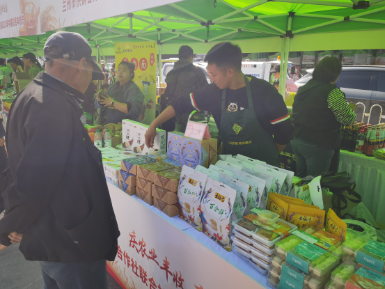 供销集市助力农民丰收节 兰州市供销社开展助农直通车便民消费活动